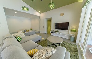 Holiday House Green Garden