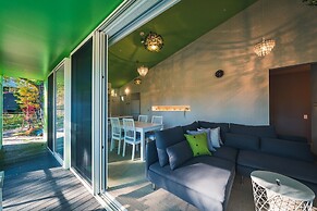 Holiday House Green Garden