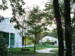 Holiday House Green Garden