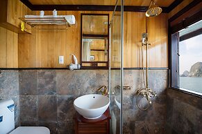 Garden Bay Luxury Cruise