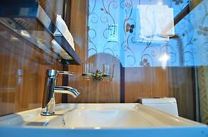 Garden Bay Luxury Cruise