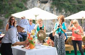 Garden Bay Luxury Cruise