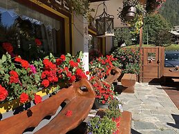 ALBERGO ALPENROSE Ski&Bike Mountain Hotel
