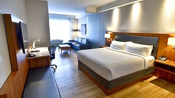 Holiday Inn Express & Suites Vaudreuil by IHG