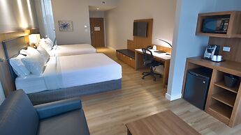 Holiday Inn Express & Suites Vaudreuil by IHG