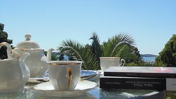 Refresh Boutique Apartments