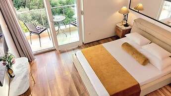 Refresh Boutique Apartments