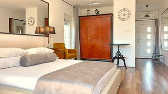 Refresh Boutique Apartments