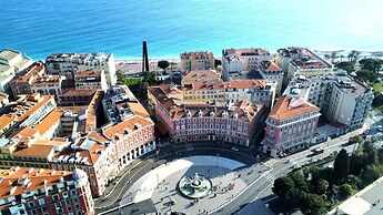 Hotel De La Mer