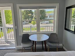 Empire Lakeshore Inn