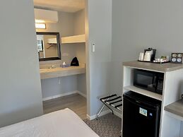 Empire Lakeshore Inn