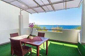 Beachfront Villa Mediteran