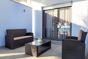 Beachfront Villa Mediteran