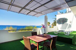 Beachfront Villa Mediteran