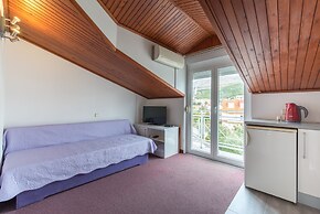 Beachfront Villa Mediteran