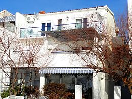 Beachfront Villa Mediteran