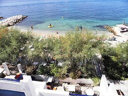 Beachfront Villa Mediteran