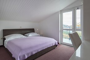 Beachfront Villa Mediteran