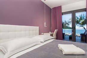 Beachfront Villa Mediteran