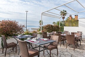 Beachfront Villa Mediteran