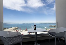 Beachfront Villa Mediteran