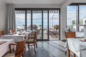 Beachfront Villa Mediteran