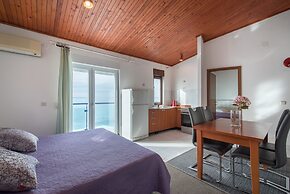 Beachfront Villa Mediteran