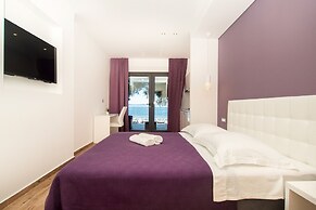 Beachfront Villa Mediteran