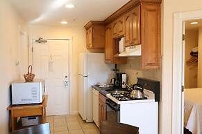 By the Sea Guests Bed & Breakfast & Suites