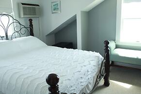 By the Sea Guests Bed & Breakfast & Suites