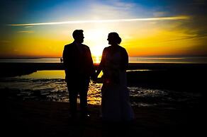 By the Sea Guests Bed & Breakfast & Suites