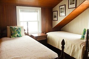 By the Sea Guests Bed & Breakfast & Suites