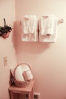 By the Sea Guests Bed & Breakfast & Suites