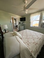 By the Sea Guests Bed & Breakfast & Suites