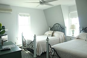 By the Sea Guests Bed & Breakfast & Suites