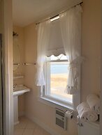 By the Sea Guests Bed & Breakfast & Suites