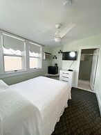 By the Sea Guests Bed & Breakfast & Suites