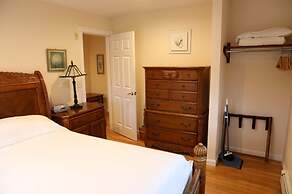 By the Sea Guests Bed & Breakfast & Suites