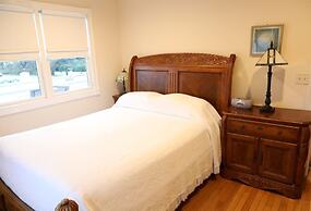 By the Sea Guests Bed & Breakfast & Suites