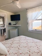 By the Sea Guests Bed & Breakfast & Suites