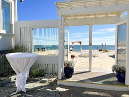 By the Sea Guests Bed & Breakfast & Suites