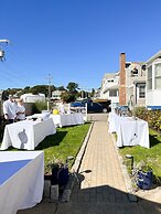 By the Sea Guests Bed & Breakfast & Suites