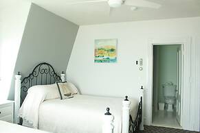 By the Sea Guests Bed & Breakfast & Suites