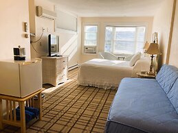 By the Sea Guests Bed & Breakfast & Suites