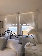 By the Sea Guests Bed & Breakfast & Suites