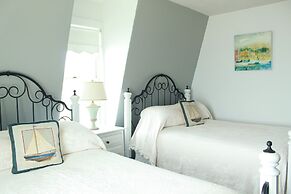 By the Sea Guests Bed & Breakfast & Suites