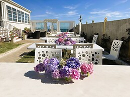 By the Sea Guests Bed & Breakfast & Suites