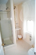 By the Sea Guests Bed & Breakfast & Suites