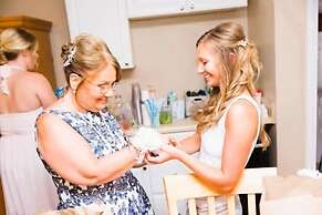 By the Sea Guests Bed & Breakfast & Suites