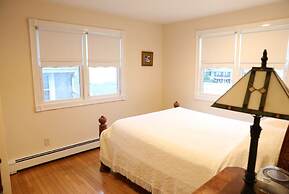 By the Sea Guests Bed & Breakfast & Suites